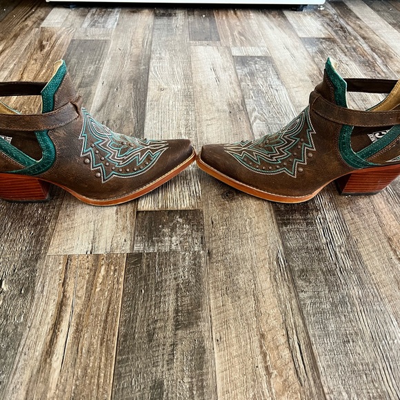 Women’s Durango Booties - Picture 2 of 8